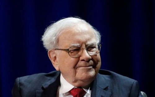 Từ lâu, đứng đầu danh mục đầu tư của vị tỷ phú 86 tuổi vẫn là cổ phiếu của các ngân hàng và công ty như Wells Fargo, Coca-Cola, hay IBM. Tuy nhiên, gần đây, cổ phiếu của nhà sản xuất điện thoại iPhone và các hãng hàng không được tập đoàn của Buffett rót vốn ngày càng nhiều - Ảnh: Reuters.