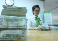 Dù đã hé cửa hơn để tạo điều kiện cho tỷ giá có vùng biến động rộng hơn, phản ánh thị trường tốt hơn, nhưng mức độ kiểm soát và định hướng của nhà điều hành vẫn thể hiện rõ - Ảnh: Quang Phúc.
