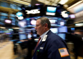 Một nhà giao dịch làm việc tại Sở Giao dịch Chứng khoán New York (NYSE) hôm 7/2 - Ảnh: Reuters.